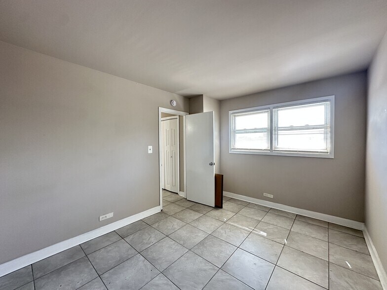 Building Photo - 9610 Ivanhoe Ave
