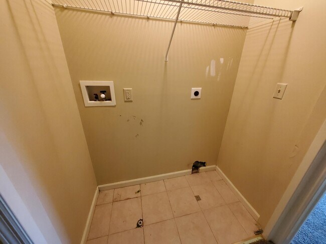 Building Photo - 667 Walnut Tree Dr