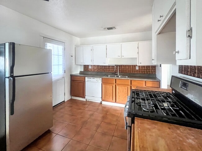 Building Photo - 1736 N Penasco Dr