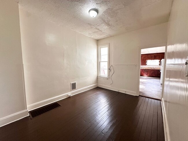 Building Photo - 4 Bedroom 1 Bathroom w/Garage in York City!