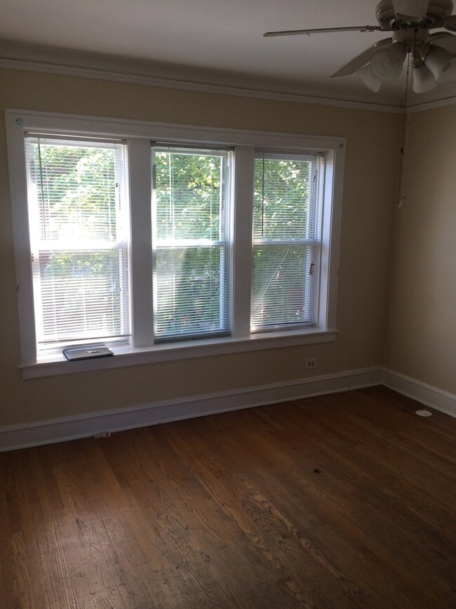 Primary Photo - Hermosa 1 Bed / 1 Bath Apartment - BIG ROO...