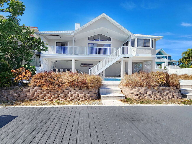 Building Photo - "3-Bed, 3-Bath Gem in New Port Richey with 2,233 Sq Ft of Living Space!"