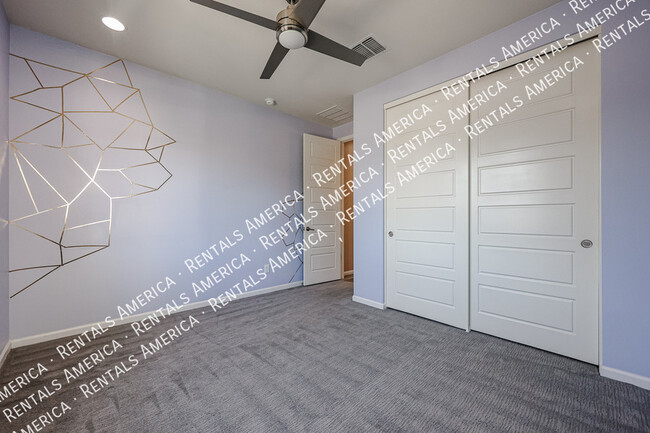 Building Photo - 3090 S Jasmine Dr