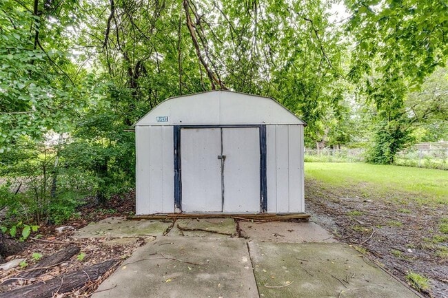 Building Photo - 516 E Rickenbacker Dr