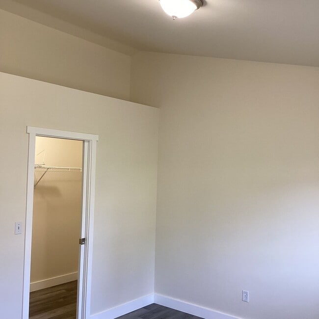 Building Photo - Updated 4 bedroom in The Desirable Merrill...