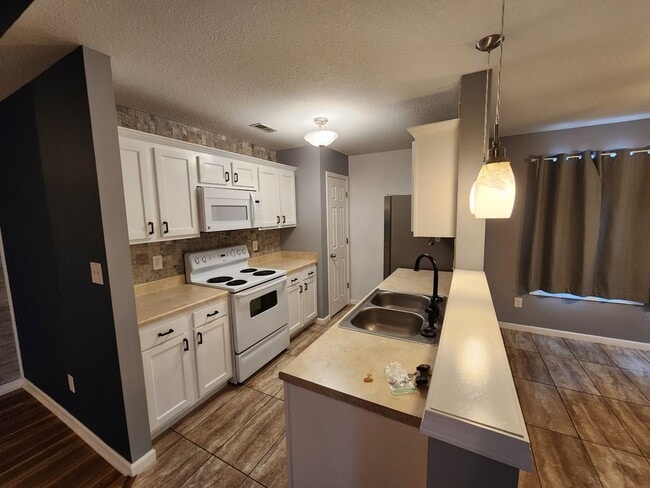 Building Photo - Beautiful newer home with everything on main level in Seaman Schools