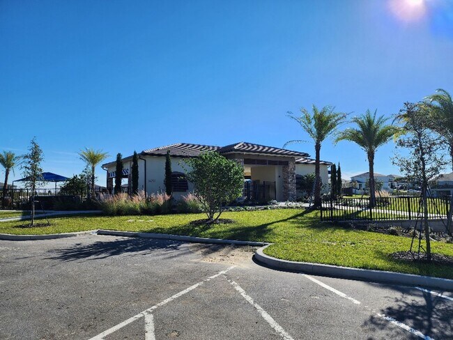 Building Photo - Gorgeous 3-Bedroom, 2-Bathroom Home in Cle...