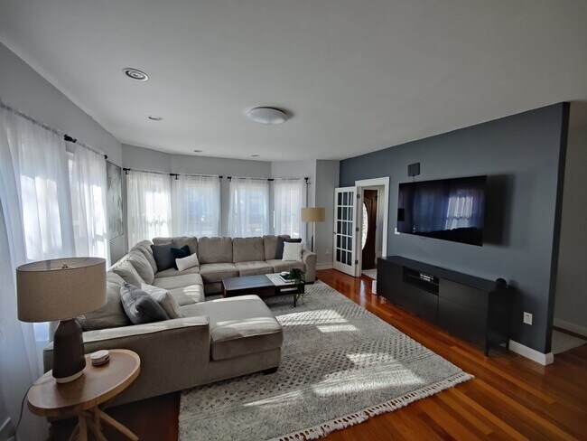 Building Photo - 36 Monroe St