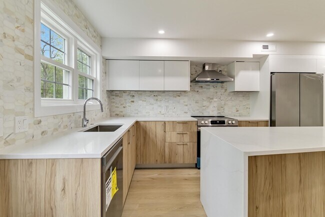 Building Photo - 192 Main St