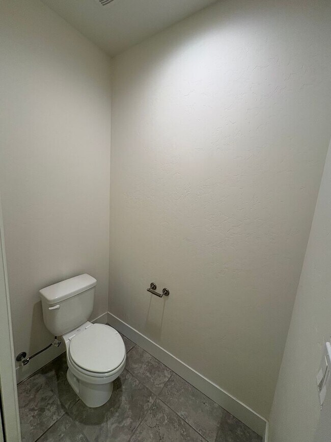 Building Photo - SE Visalia home Rent Ready!