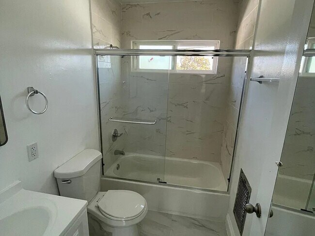 Building Photo - 508 S Catalina Ave