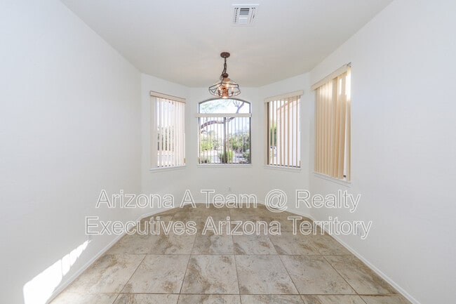 Building Photo - 352 S Vía De Los Rosales