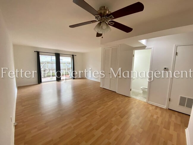 Building Photo - Townhouse Condo w/Pool Access!