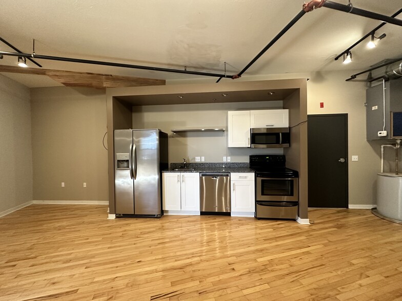 Building Photo - 146 S River Ave