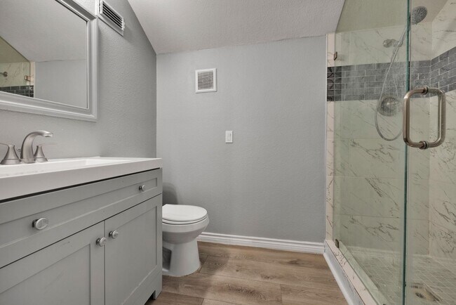 Building Photo - Beautiful home available in Castle Hills!