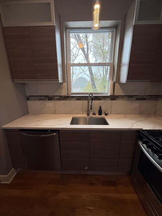 Building Photo - 438 E 49th St