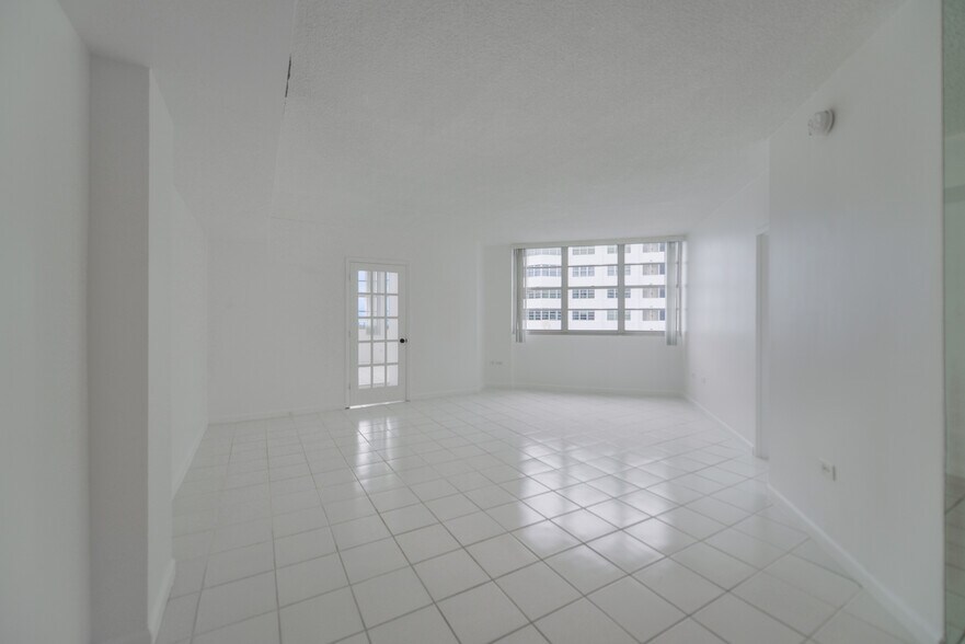 Building Photo - 801 Brickell Bay Dr
