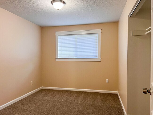 Building Photo - 2BD/1BA DUPLEX W/ GARAGE &YARD IN SALEM