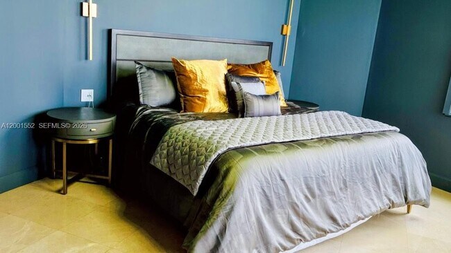 Building Photo - 848 Brickell Key Dr