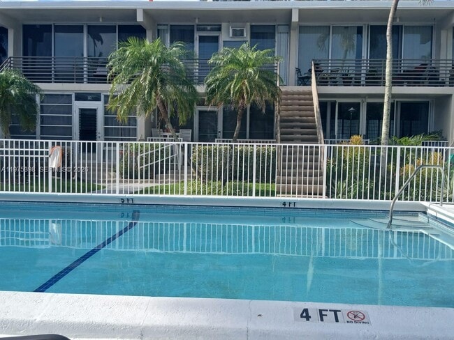 Building Photo - 901 N Birch Rd