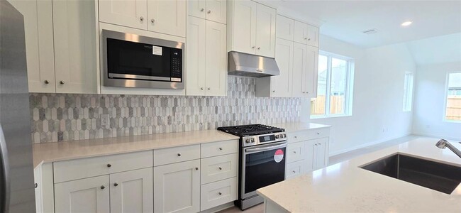 Building Photo - 6319 Seafoam Lake Dr