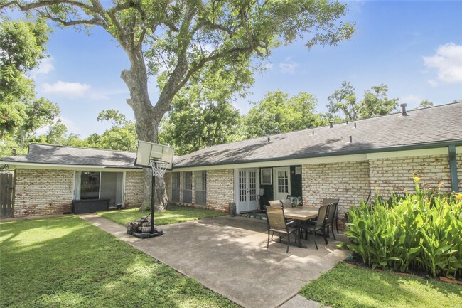 Building Photo - 536 Oak Dr