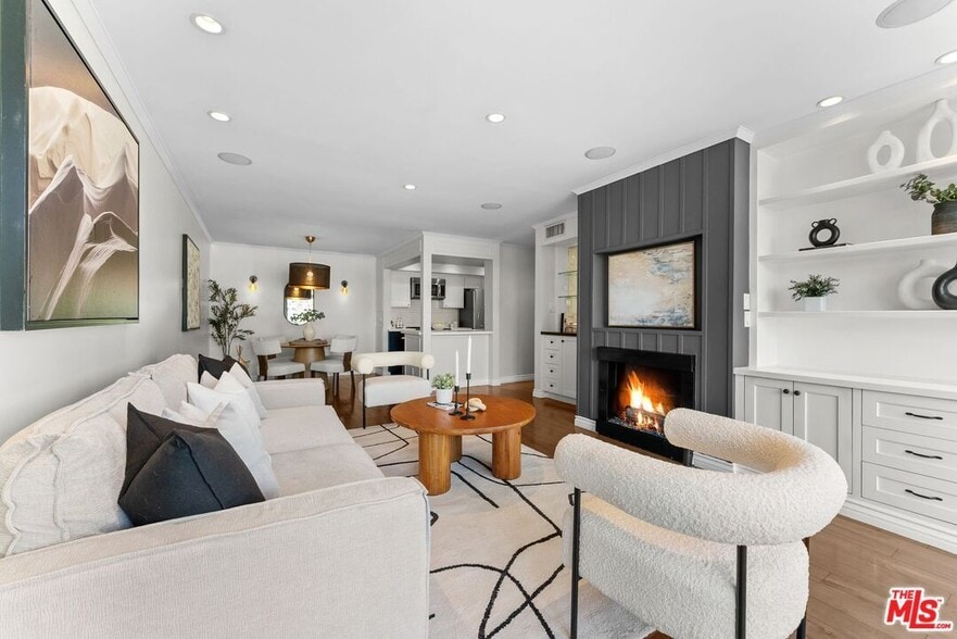 Building Photo - 906 N Doheny Dr