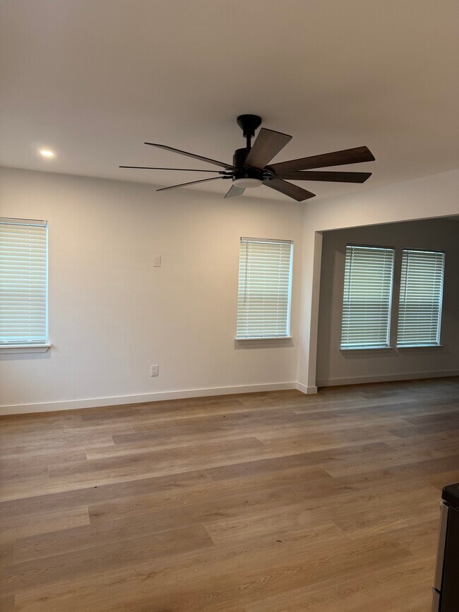 Building Photo - 1019 E Waco Ave