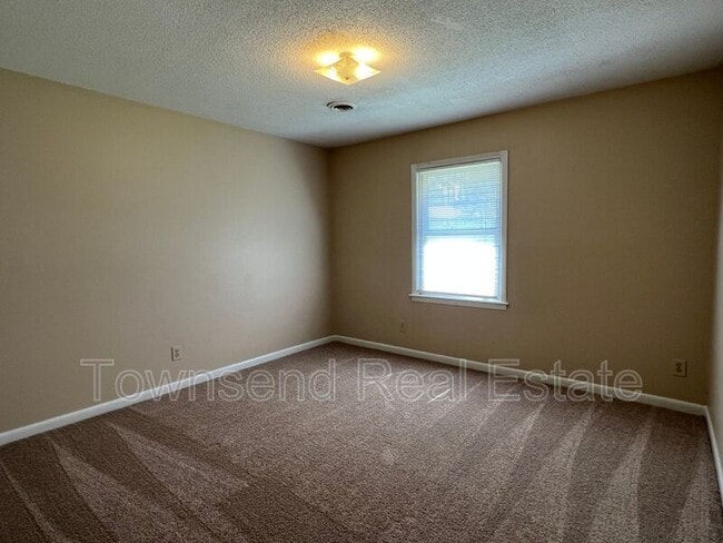 Building Photo - 5675 Livingston Dr