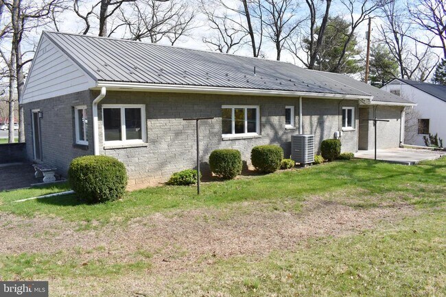 Building Photo - 6056 Lincoln Way W