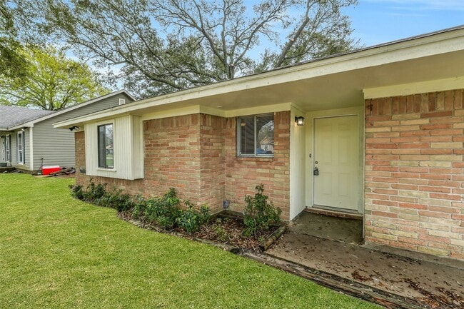 Building Photo - 405 Cherry St