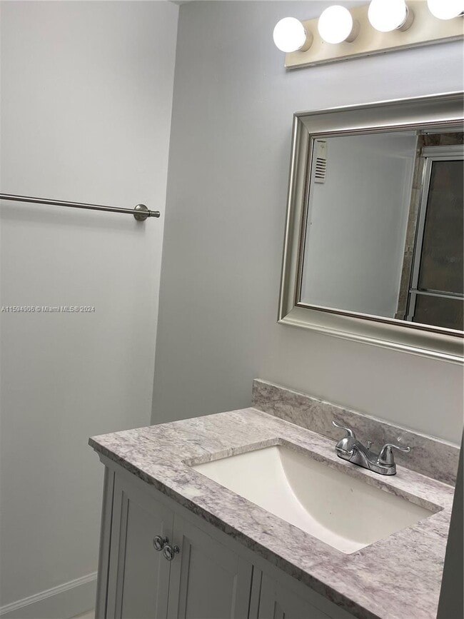 Building Photo - 250 Jacaranda Dr