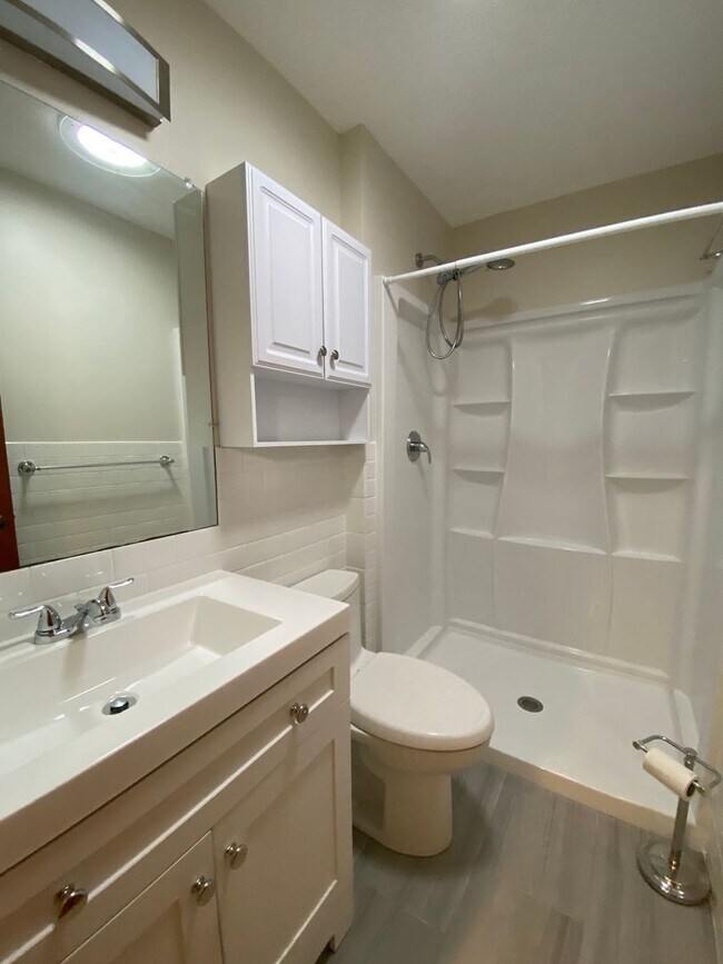 Building Photo - Beautifully Remodeled 4 Bedroom