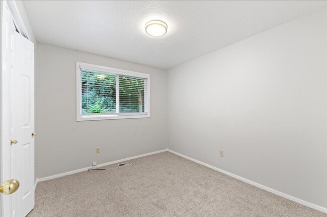 Building Photo - North End 3 Bedroom 2 Bathroom Home