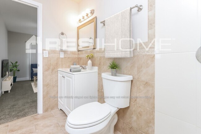 Building Photo - 9940 Spanish Isles Dr