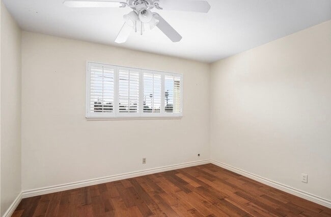 Building Photo - 3-4 bedroom house across from park, available now!
