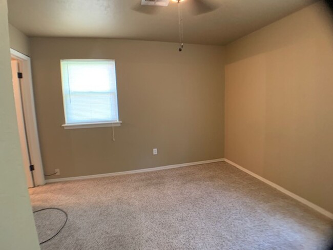 Building Photo - Northwest OKC 3 Bed 2 Bath For Rent!