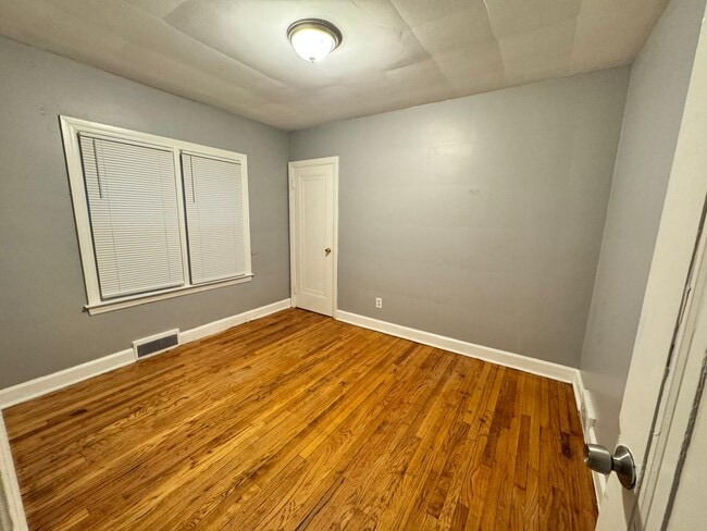 Building Photo - 9131 Manor