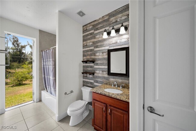 Building Photo - 3326 SW 8th St