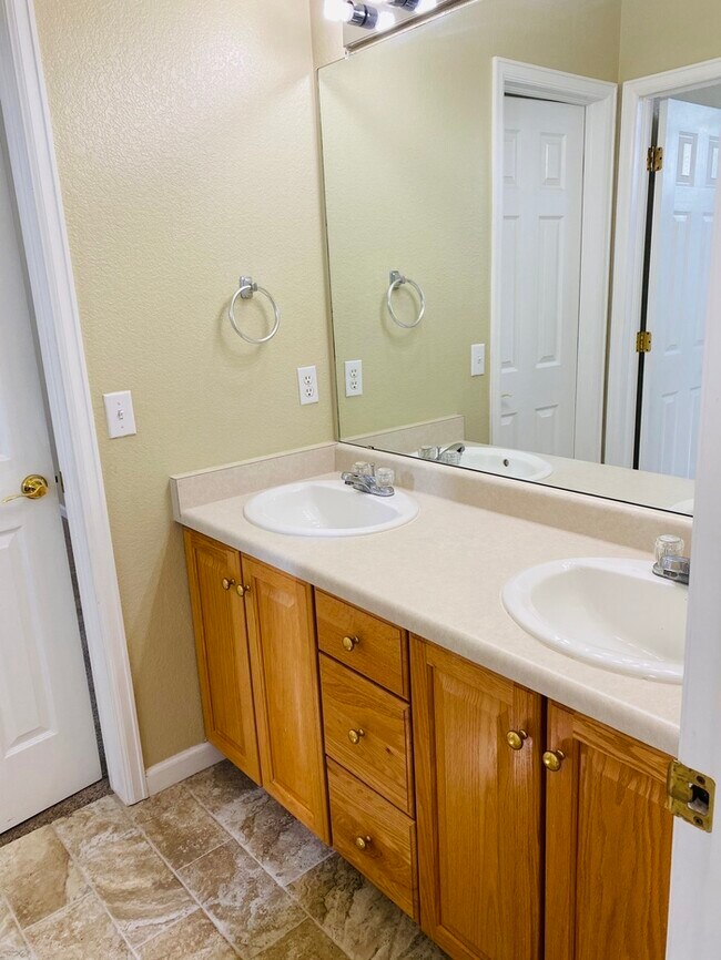 Building Photo - Immaculate home in Castle Pines North