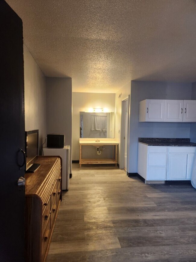 Building Photo - 1 Bed/1 Bath Micro Unit - Accepting HUD/Section 8 Vouchers!
