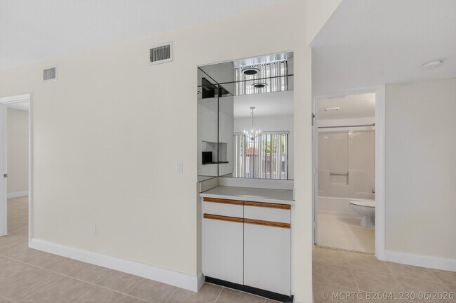 Building Photo - 351 Club Cir