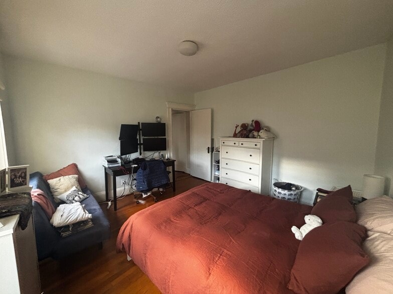 Building Photo - 110 Riverway