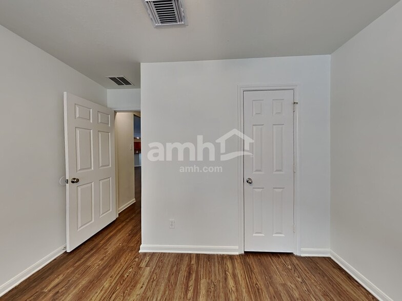 Building Photo - 2207 Shady Pine Dr