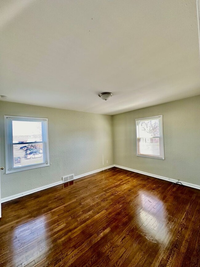 Building Photo - Cozy 2 Bedroom/1Bathroom Duplex For Rent ***Center School District***