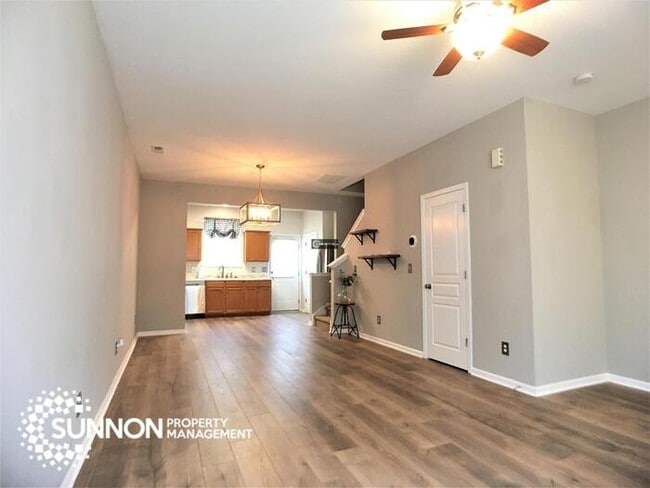Building Photo - Updated 2 Bed, 2.5 Bath Townhome!