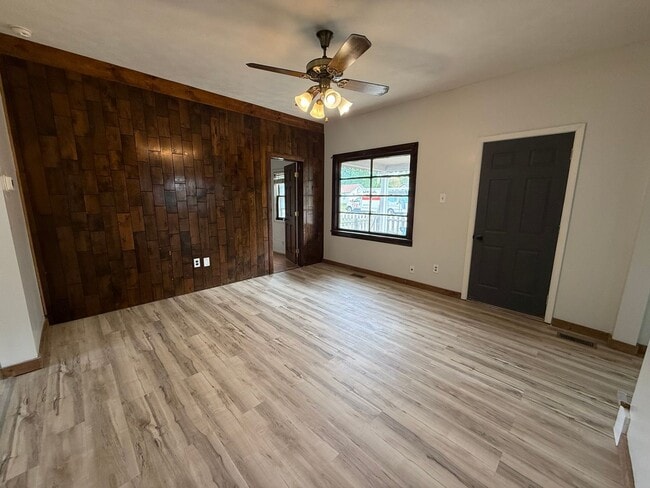 Building Photo - **Move in Ready** 3 bedroom close to downtown!