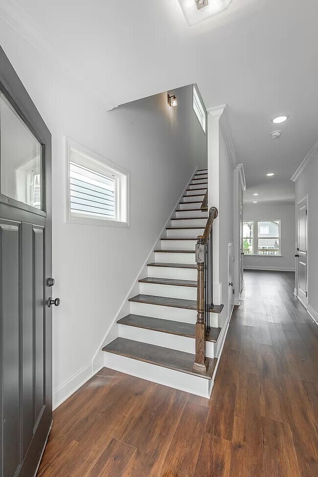 Building Photo - 5562 Stream Ln