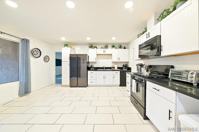 Building Photo - 965 Rosecrans St