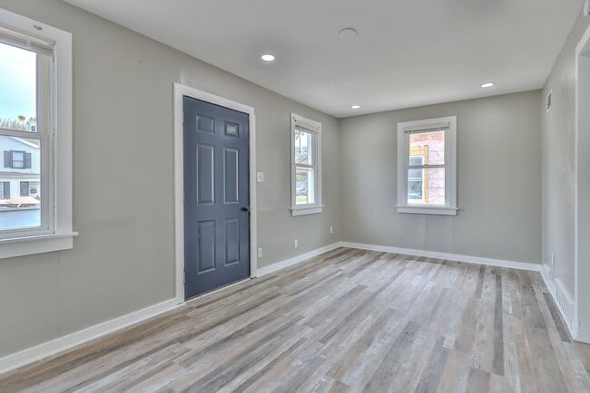 Building Photo - Cozy Home